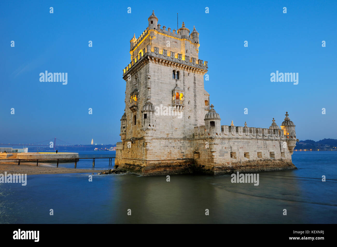 Torre de Belém (Torre di Belém), patrimonio dell'umanità dell'UNESCO, costruita nel 16 ° secolo in stile portoghese manuelino al crepuscolo. Il fiume Tago nel Foto Stock