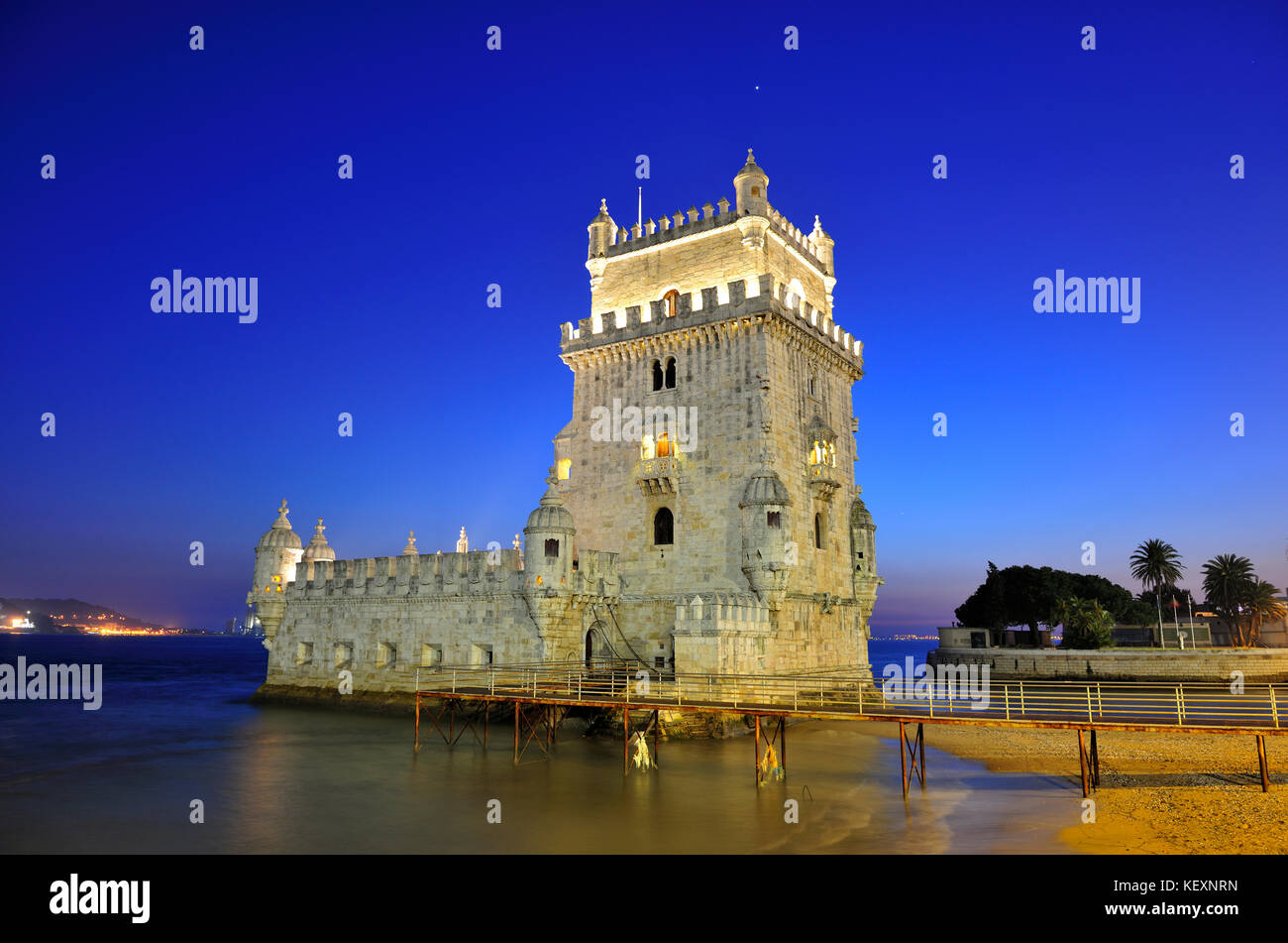 Torre de Belém (Torre di Belém), patrimonio dell'umanità dell'UNESCO, costruita nel 16 ° secolo in stile portoghese manuelino al crepuscolo. Il fiume Tago nel Foto Stock