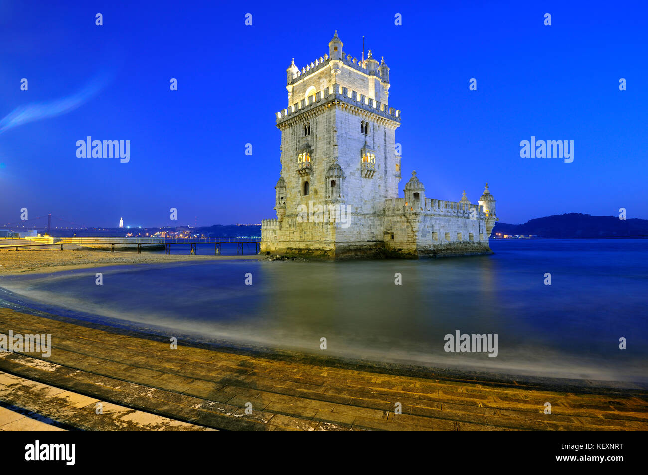 Torre de Belém (Torre di Belém), patrimonio dell'umanità dell'UNESCO, costruita nel 16 ° secolo in stile portoghese manuelino al crepuscolo. Il fiume Tago nel Foto Stock