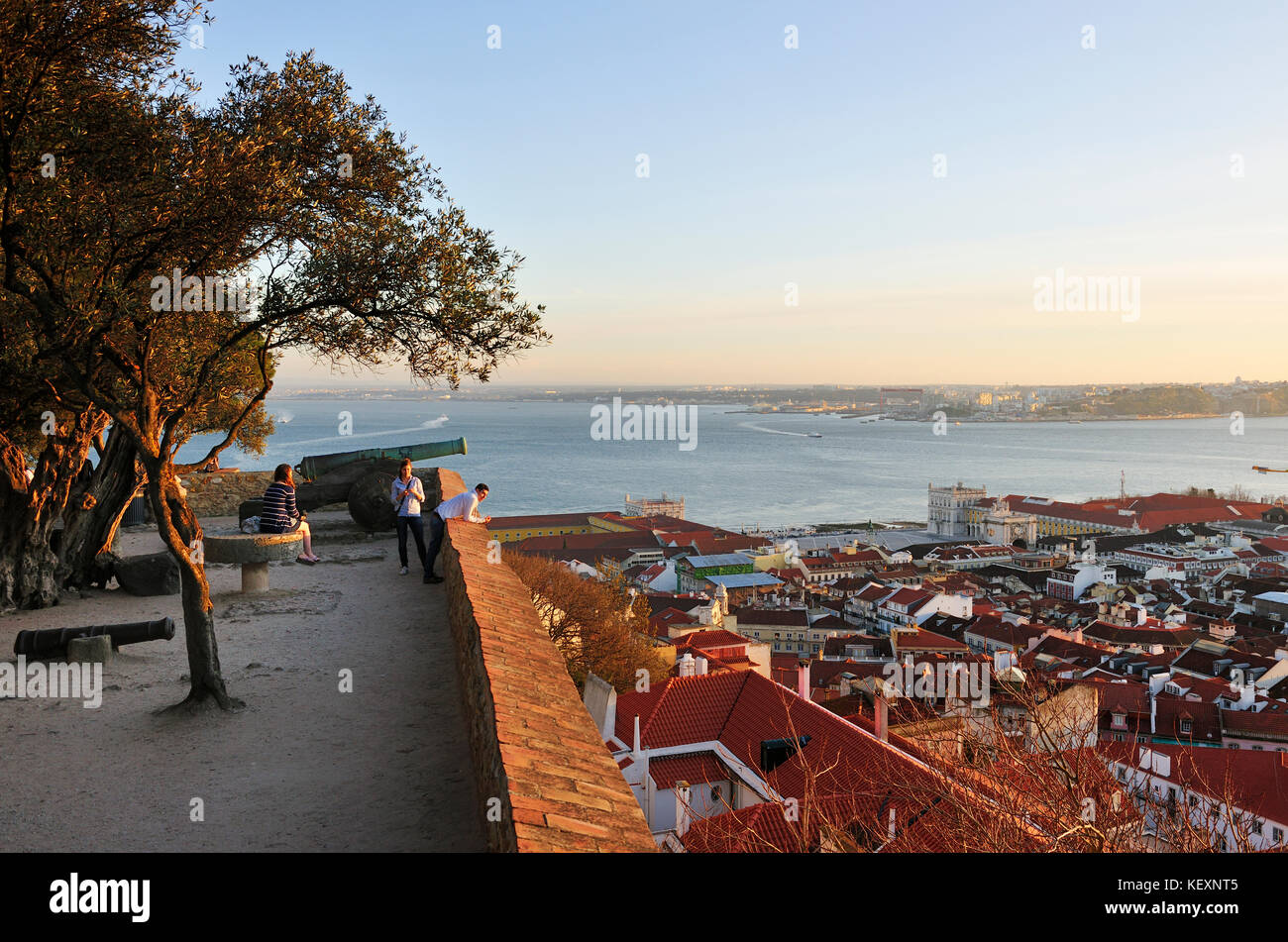 Il centro storico di Lisbona e il fiume Tago visto dal castello di São Jorge. Portogallo Foto Stock