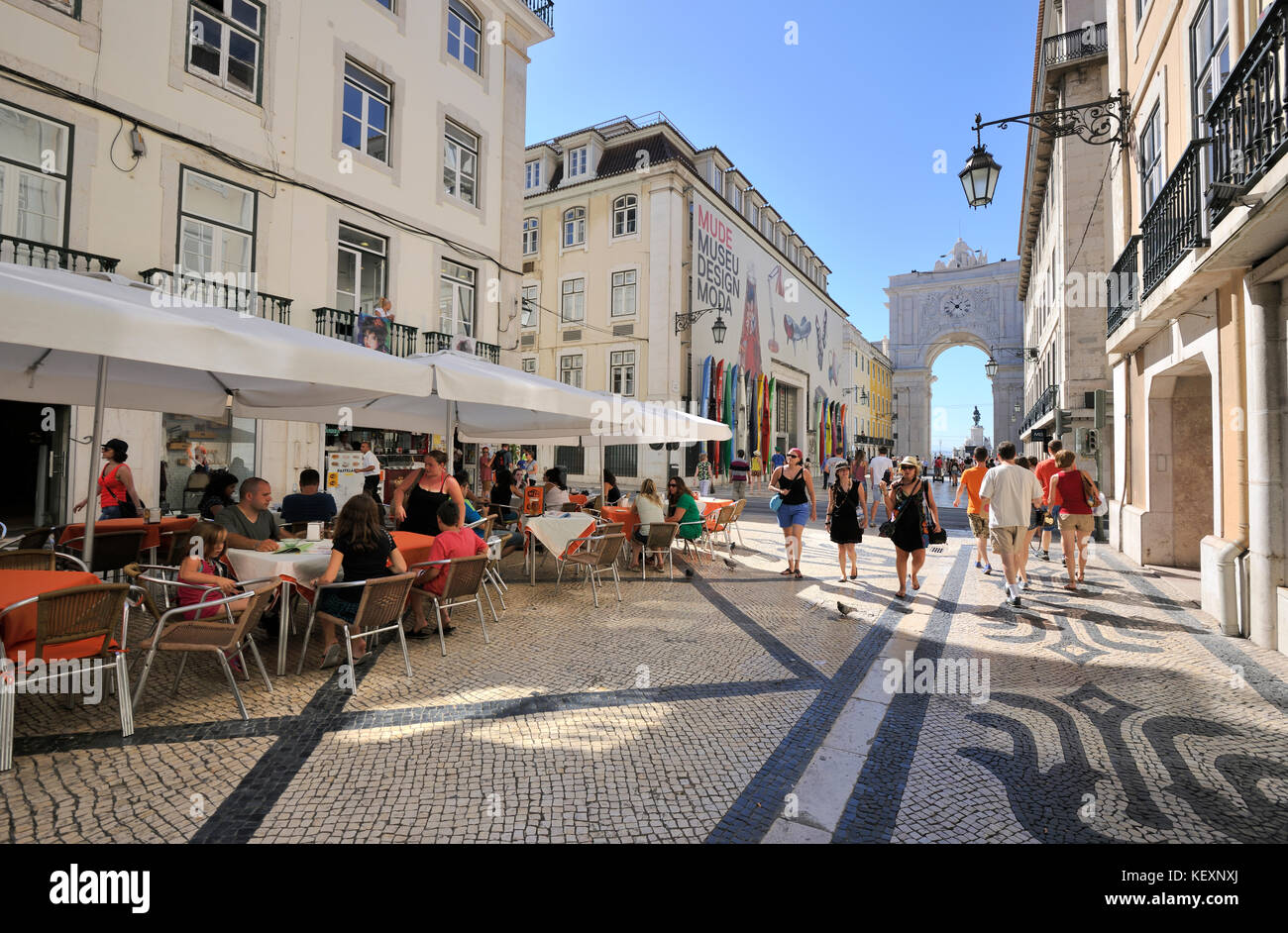 Rua Augusta, la principale strada pedonale nel centro storico e commerciale di Lisbona, Portogallo Foto Stock