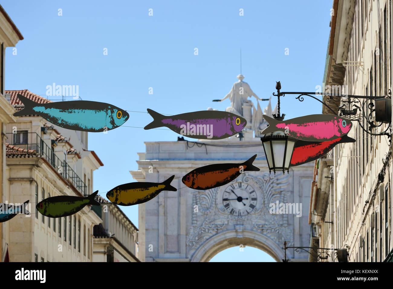 Strada decorata con sardine durante le feste di Santo António. Rua Augusta, Lisbona. Portogallo Foto Stock