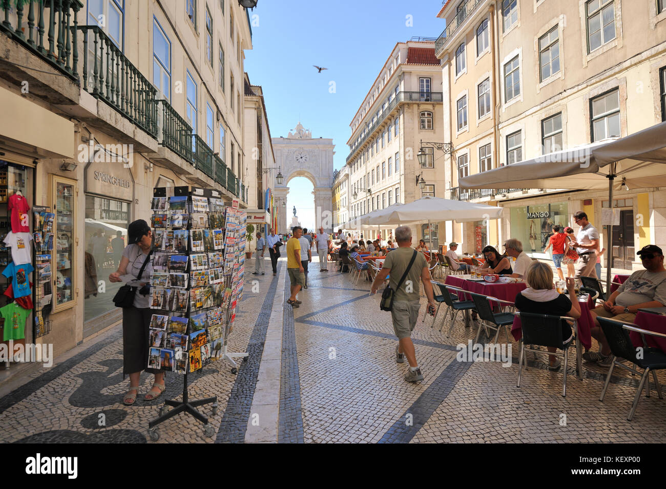 Rua Augusta, la principale strada pedonale nel centro storico e commerciale di Lisbona, Portogallo Foto Stock
