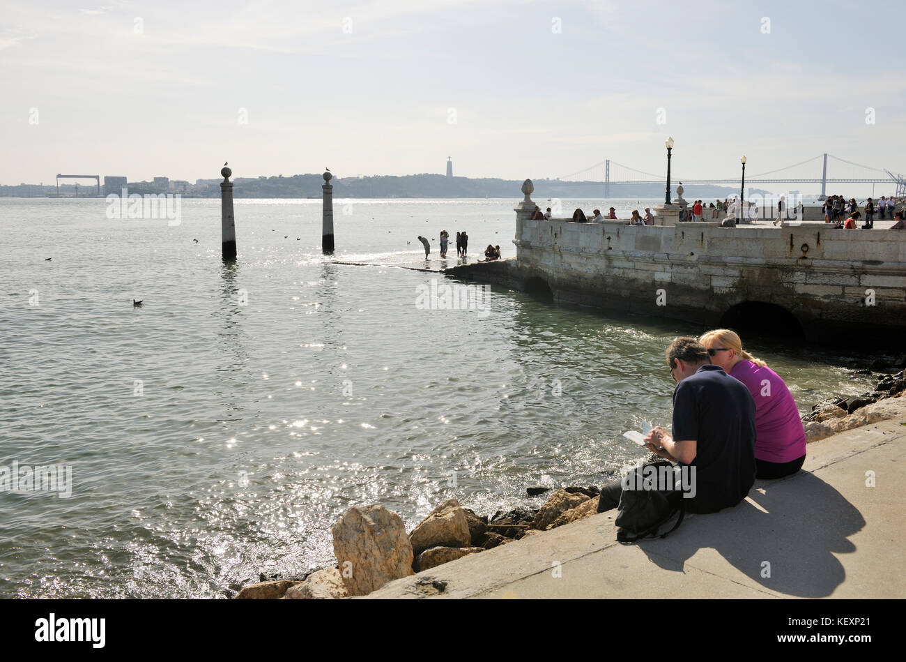 Il fiume Tago e Cais das Colunas in una giornata di sole. Lisbona, Portogallo Foto Stock