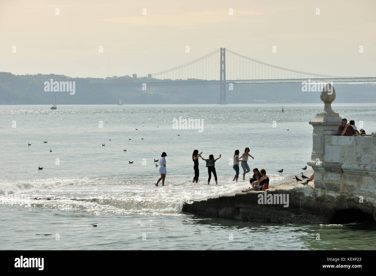 Il fiume Tago e Cais das Colunas in una giornata di sole. Lisbona, Portogallo Foto Stock