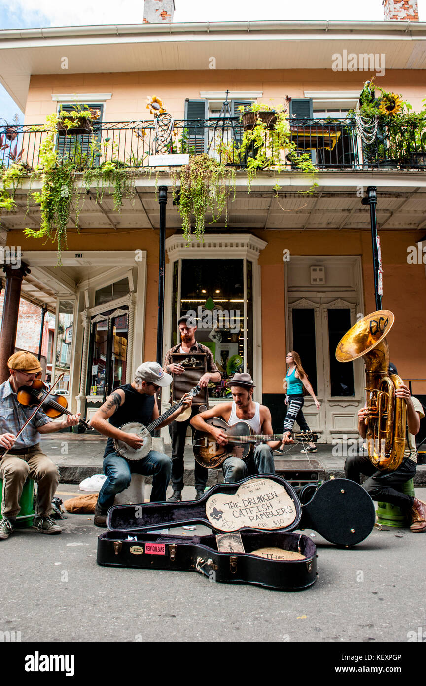 Fotografia della band che si esibisce in Street, French Quarter, New Orleans, Louisiana, USA Foto Stock