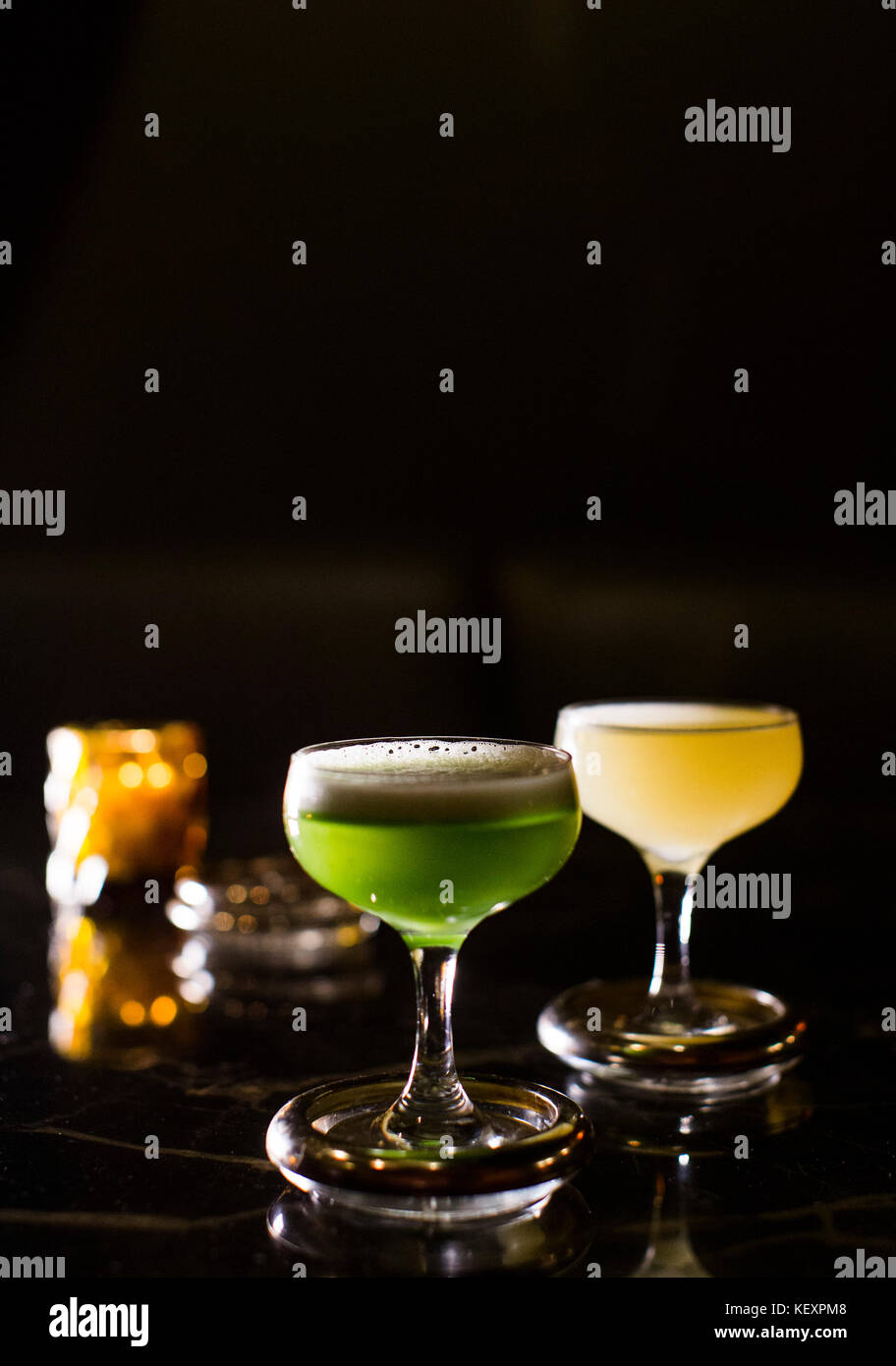 Cocktail in una barra di colore scuro in Seattle's Capital Hill quartiere. Foto Stock