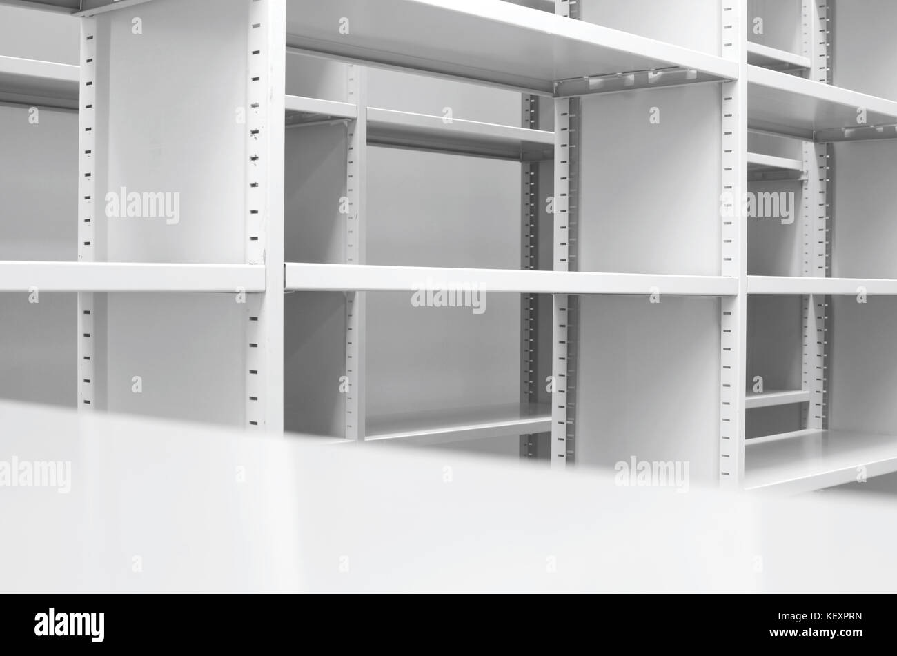 Archivio vuoto delle unità di archiviazione, archivio di laminazione del sistema di storage Foto Stock
