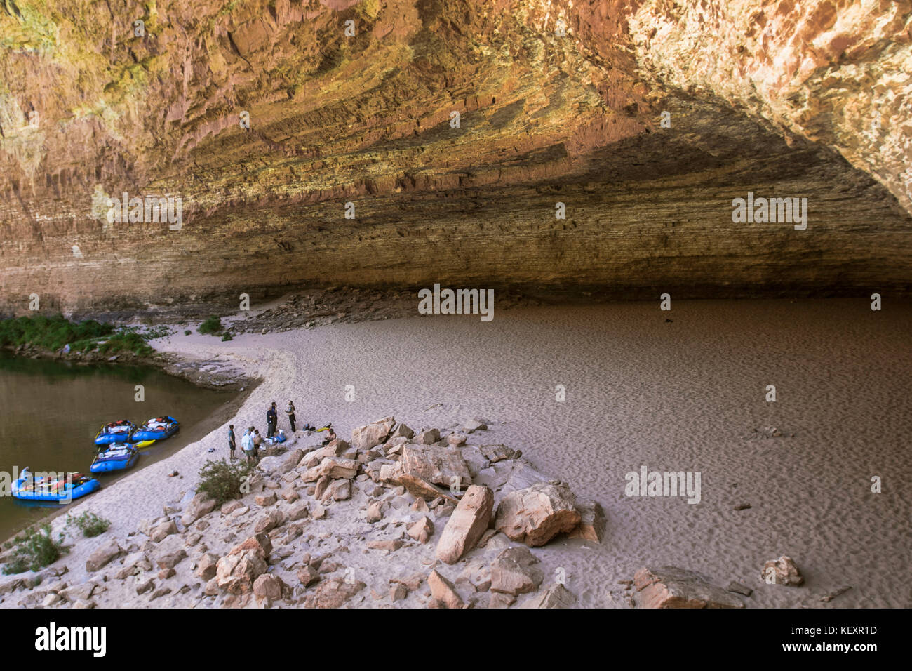 Un gruppo di balseros si incontrano in corrispondenza della apertura di una grotta, del Grand Canyon Foto Stock