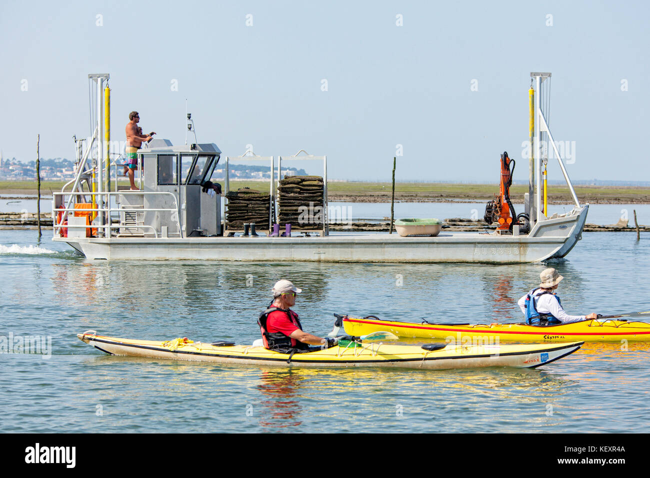Baia di Arcachon (in francese, il Bassin d'Arcachon e localmente conosciuta semplicemente come Le Bassin) è una baia dell'Oceano Atlantico sulla costa sud-ovest della Francia, situata nel Pays de Buch tra la Côte d'Argent e la Côte des Landes nella regione dell' Aquitania. La baia si estende su una superficie di 150 km² ad alta marea e 40 km² con la bassa marea. Alcune delle sue caratteristiche geologiche naturali sono aree di conservazione Foto Stock