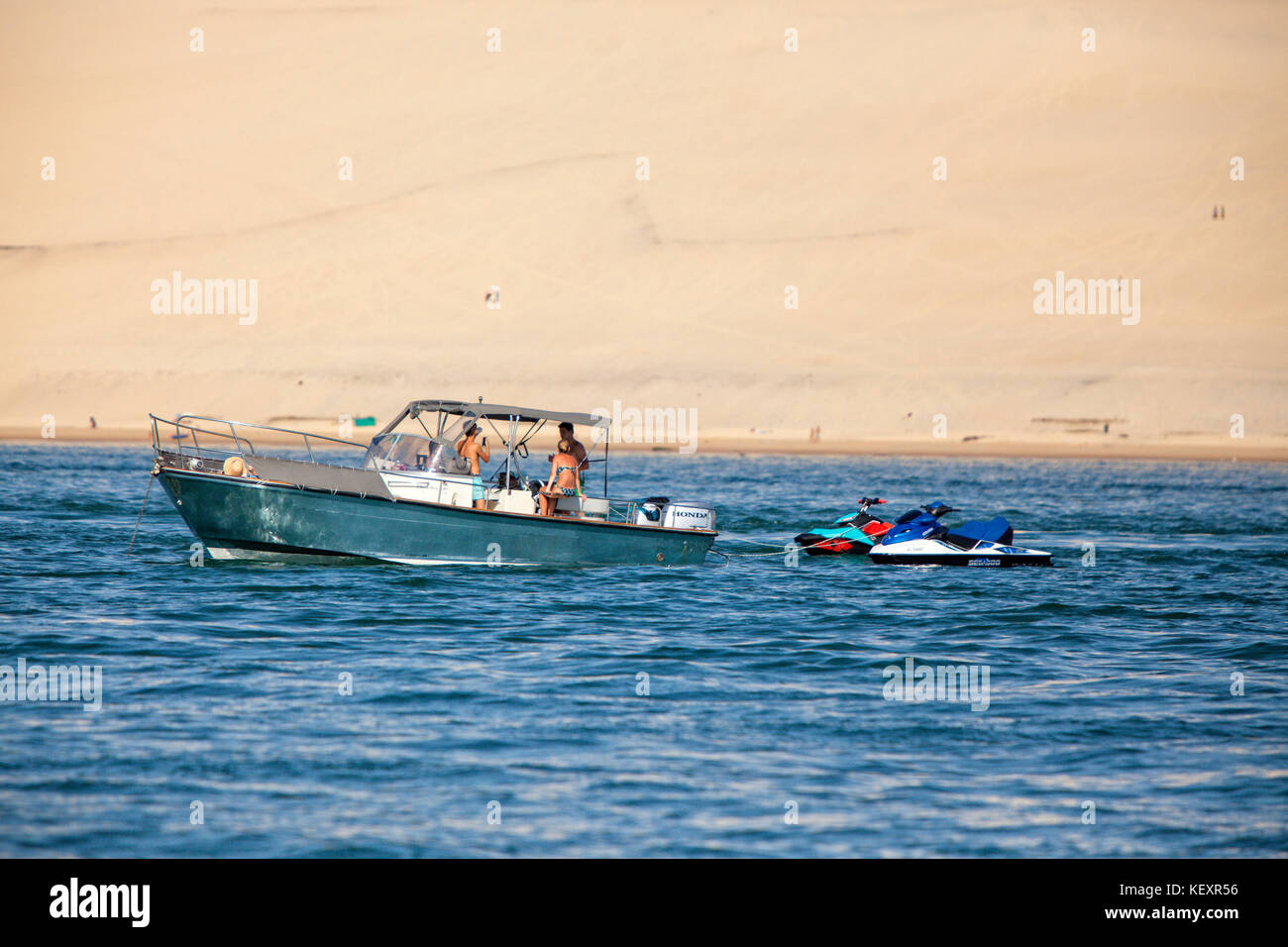 Baia di Arcachon (in francese, il Bassin d'Arcachon e localmente conosciuta semplicemente come Le Bassin) è una baia dell'Oceano Atlantico sulla costa sud-ovest della Francia, situata nel Pays de Buch tra la Côte d'Argent e la Côte des Landes nella regione dell' Aquitania. La baia si estende su una superficie di 150 km² ad alta marea e 40 km² con la bassa marea. Alcune delle sue caratteristiche geologiche naturali sono aree di conservazione Foto Stock