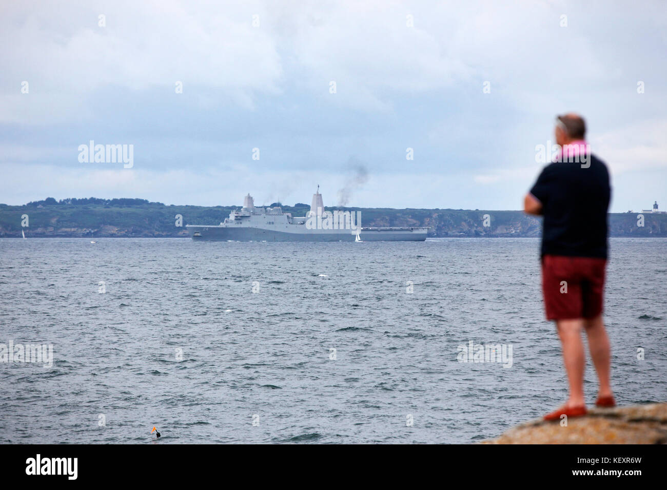 La Queen Mary 2 passando Groix Island, sul suo modo di Saint Nazaire per l'inizio del centenario Transat il ponte 2017, una storica gara transatlantica tra lei e una flotta di gigante trimarans. Foto Stock