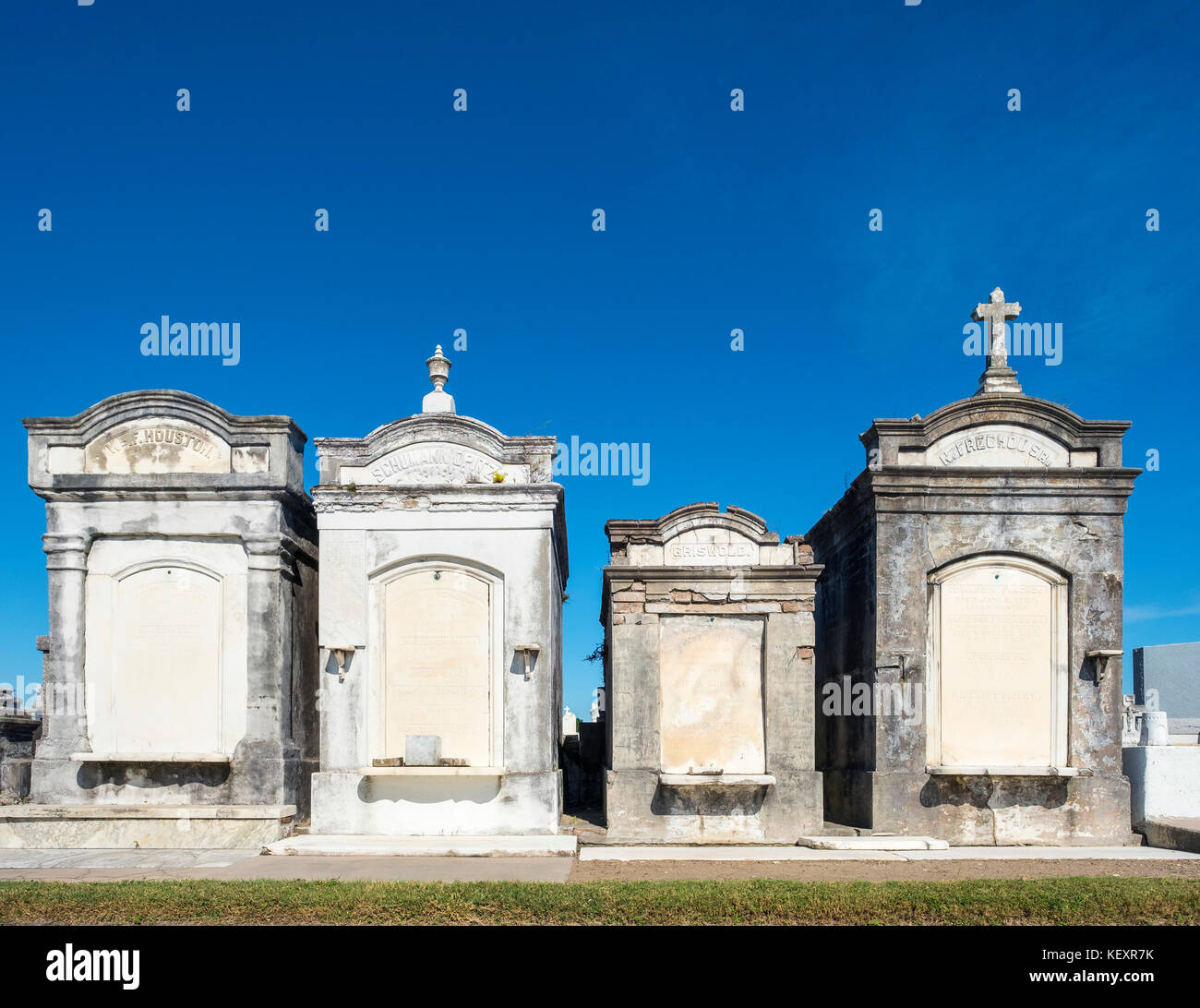 Stati Uniti, Louisiana, New Orleans. Storica sopra la superficie del suolo tombe nel cimitero di Greenwood. Foto Stock