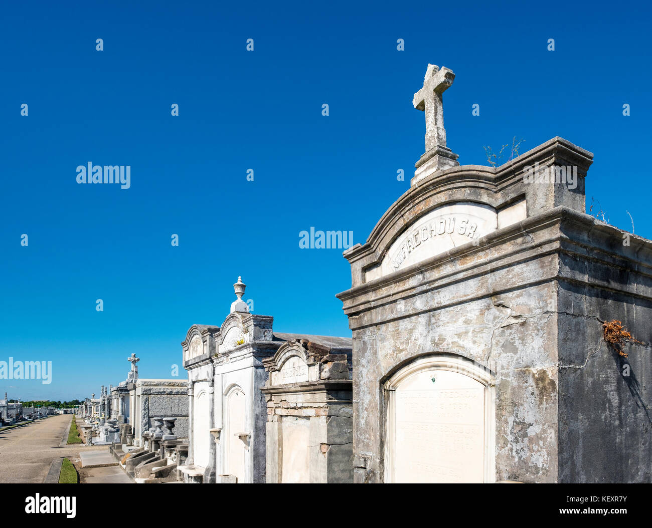 Stati Uniti, Louisiana, New Orleans. Storica sopra la superficie del suolo tombe nel cimitero di Greenwood. Foto Stock