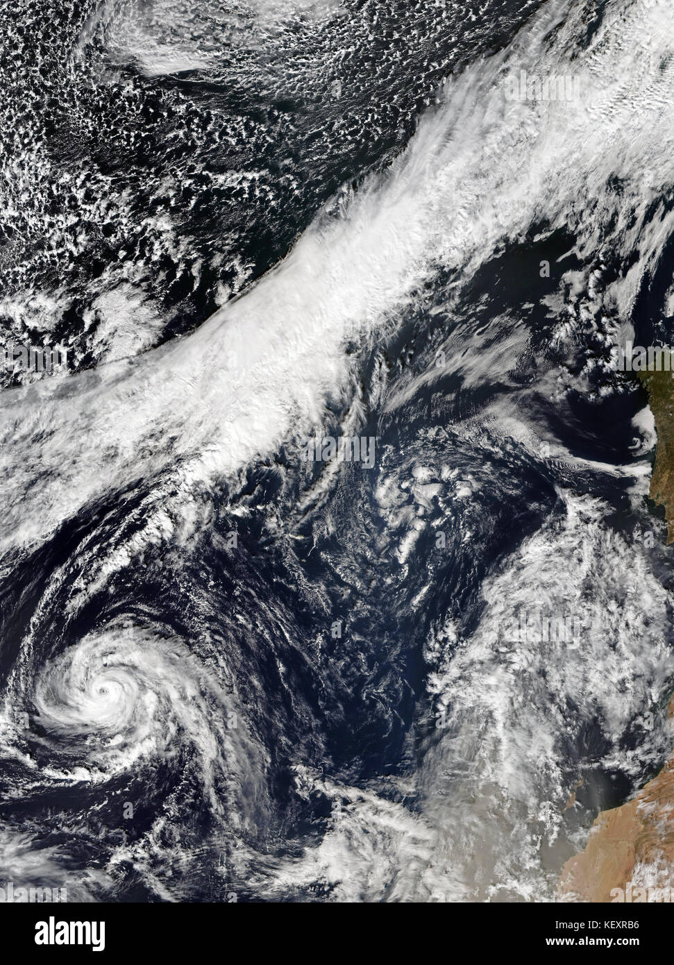 Typhoon oltre il pianeta terra. elementi di questa immagine fornita dalla NASA. Foto Stock