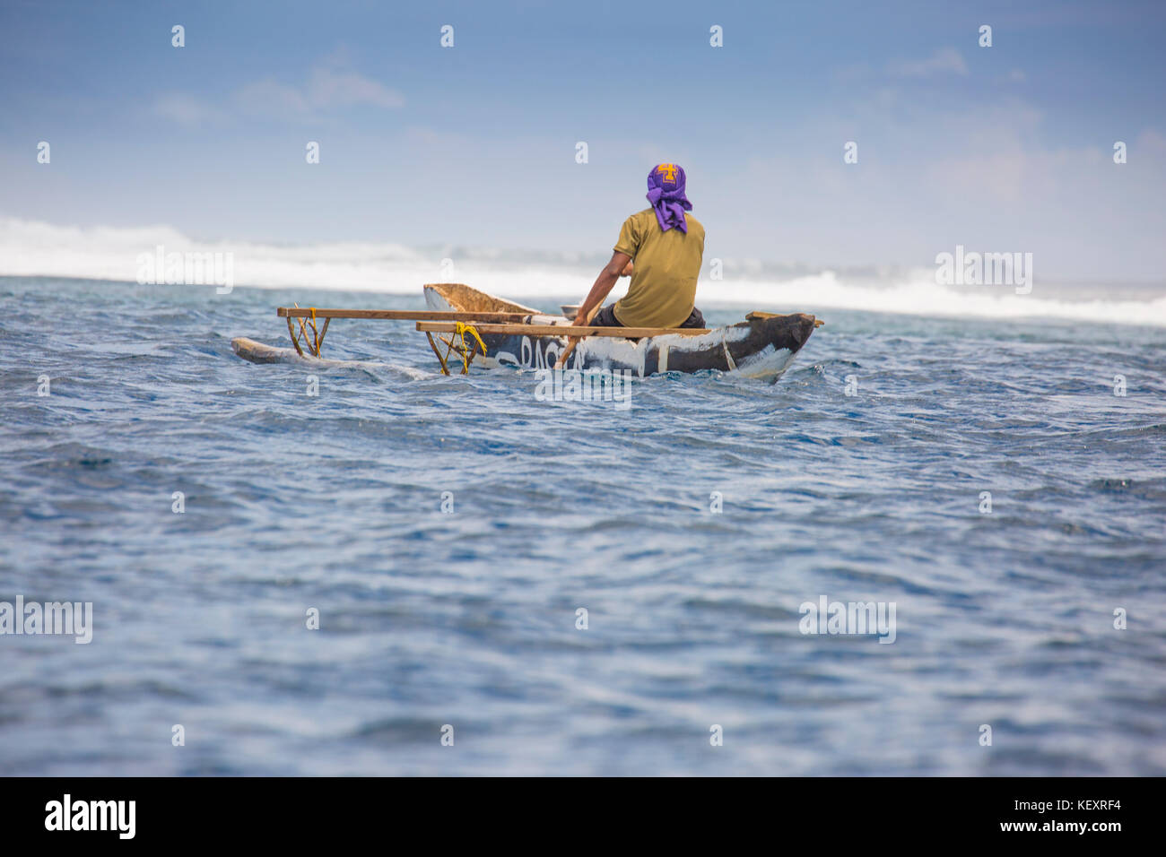 Fotografia del locale pescatore di Samoa paddling in canoa outrigger, Samoa Foto Stock