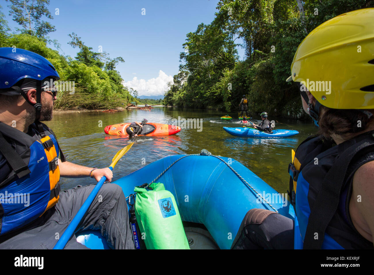 Fotografia di acqua bianco rafters e kayakers sul fiume nella giungla, Parco Nazionale del Manu, Perù Foto Stock