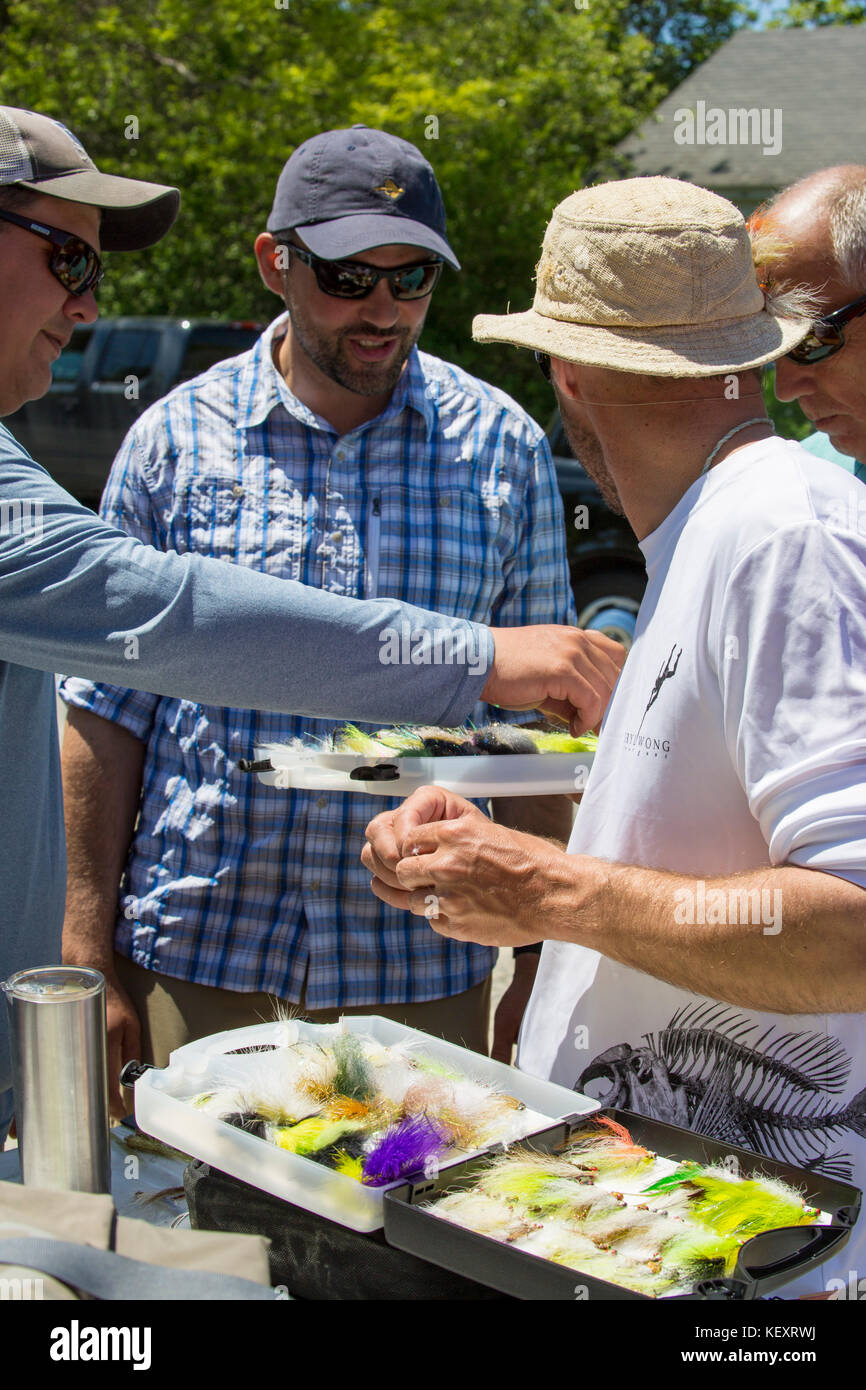 I pescatori scegliendo fly lures all'aperto negozio di pesca, Massachusetts, STATI UNITI D'AMERICA Foto Stock
