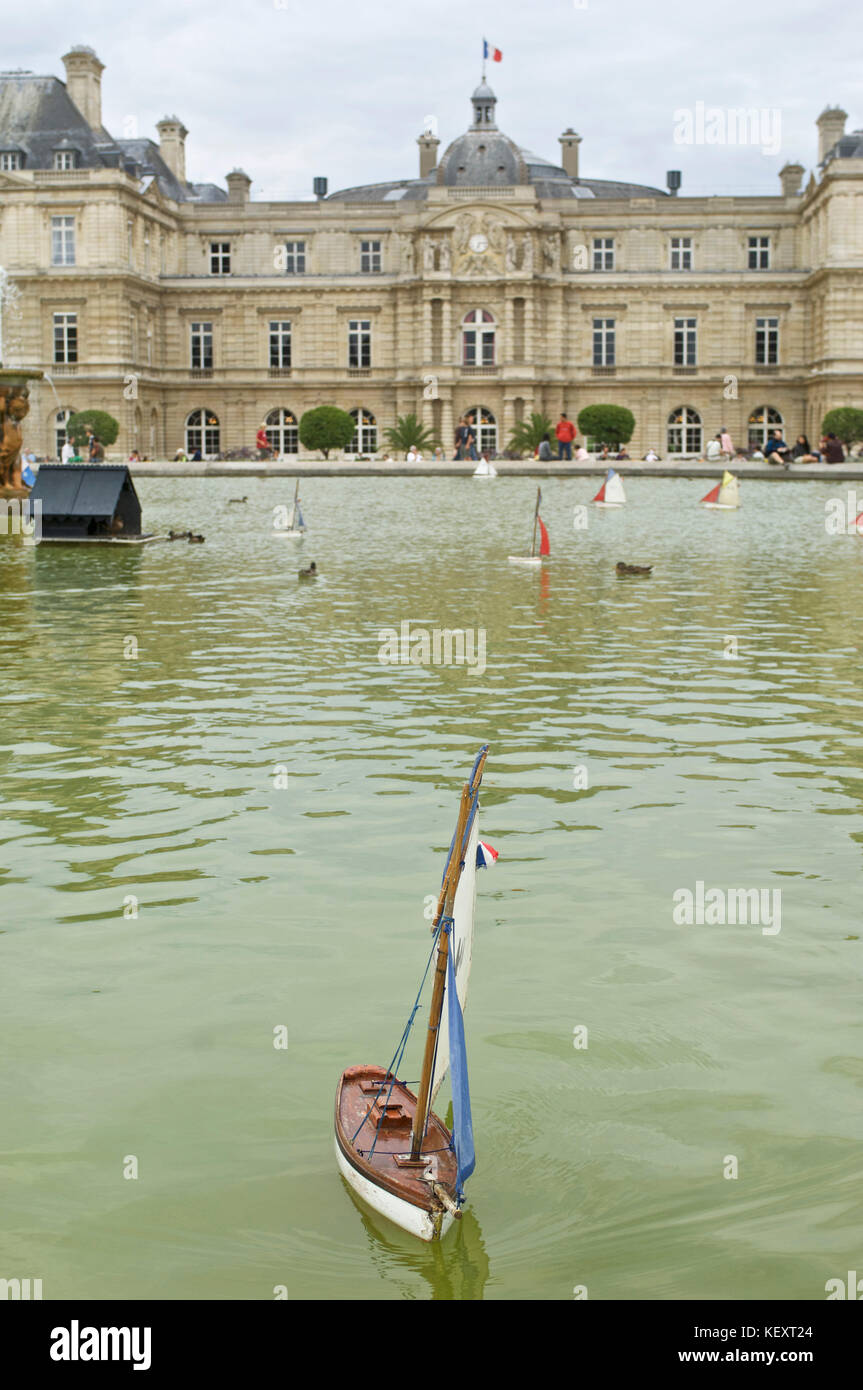 Un giocattolo di barca a vela galleggia in uno stagno/fontana al Jardin du Luxembourg a Parigi, Francia Foto Stock