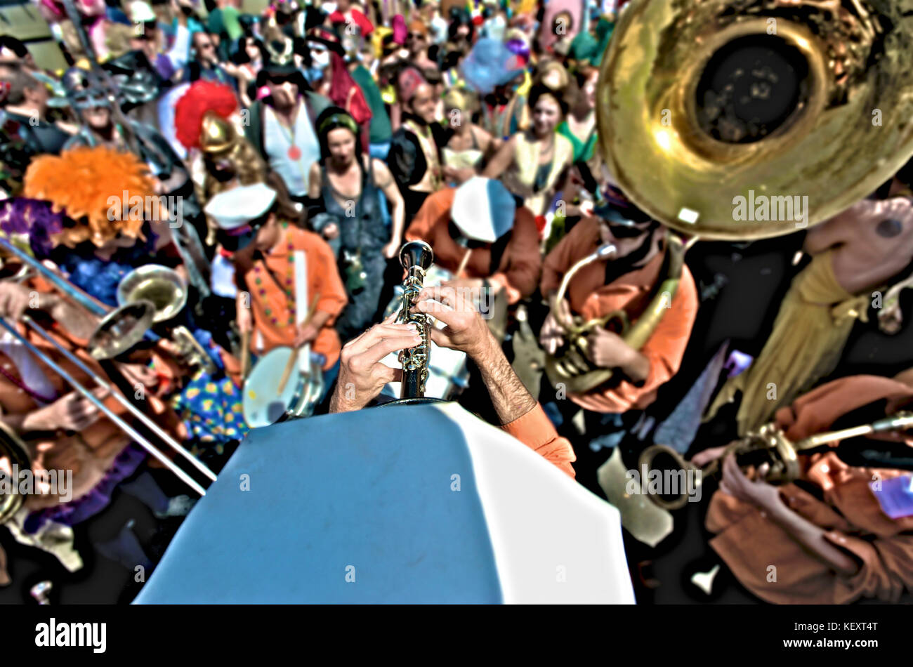 Il Panorama Brass Band conduce una seconda linea sfilata il Mardi Gras Day a New Orleans, Louisiana Foto Stock