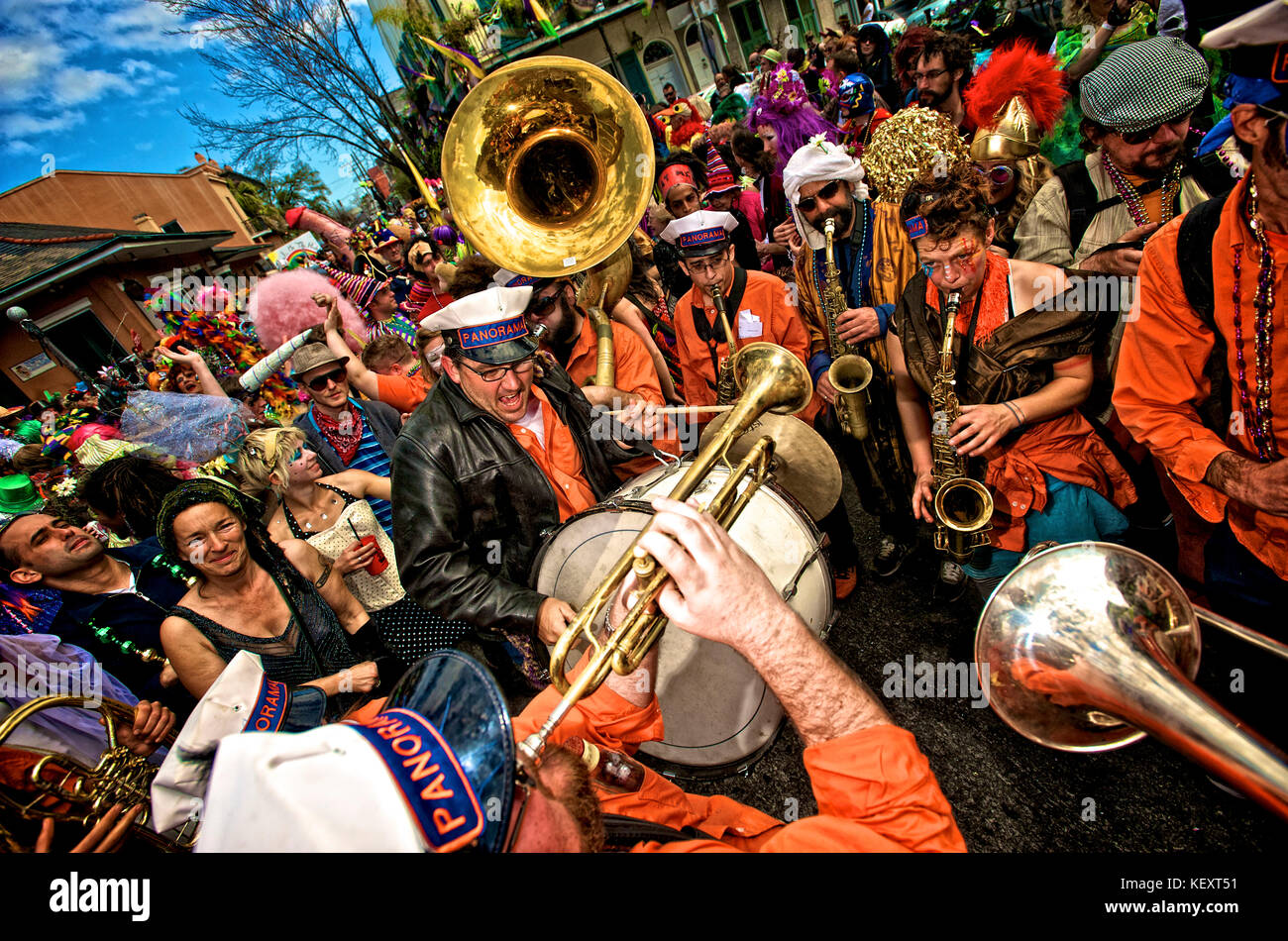 Il Panorama Brass Band conduce una seconda linea sfilata il Mardi Gras Day a New Orleans, Louisiana Foto Stock