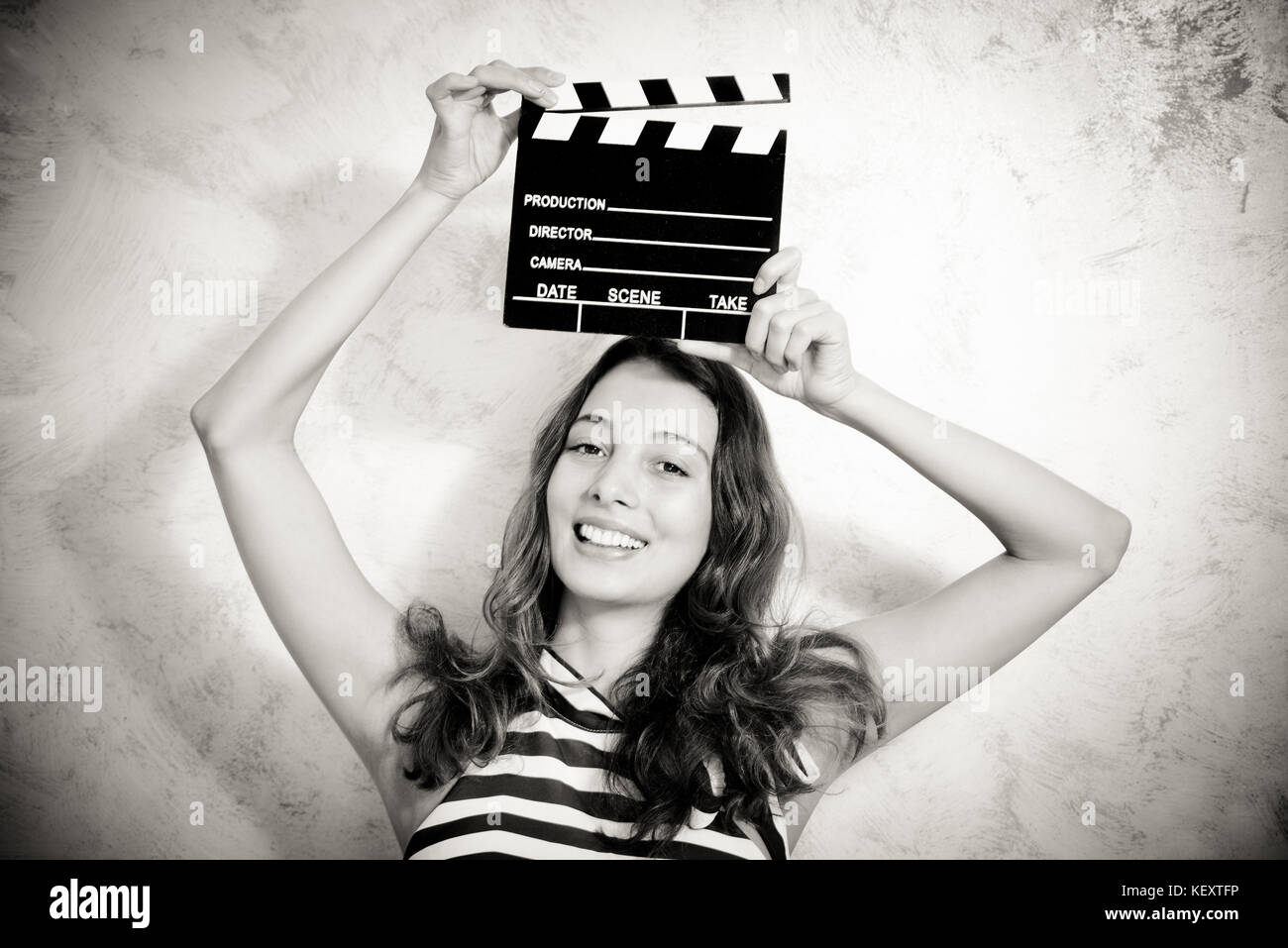 Giovane donna sorridente attrice ritratto in posa per audition in bianco e nero Foto Stock
