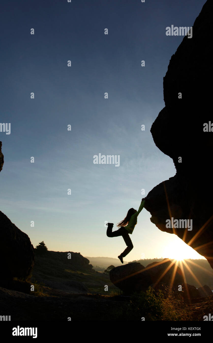 Larissa Arce di Guanajuato cercando alcune nuove strade di bouldering nella Valle delle Rane, vicino Creel, Chihuahua, il 4 settembre 2015 Foto Stock