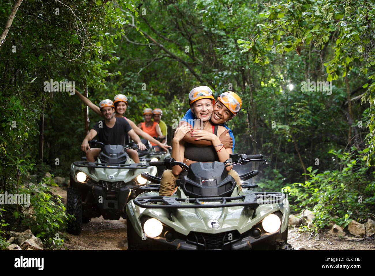 Diverse coppie che vanno in ATV al parco delle emozioni fuori Playa del Carmen a Quintana Roo, Messico Foto Stock
