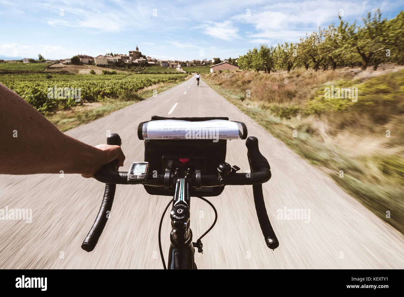 POV di ciclista su strada, la Rioja, Spagna Foto Stock