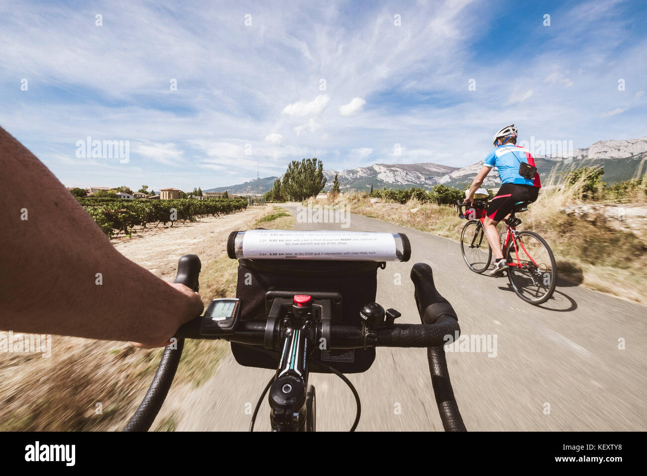 POV di ciclisti su strada, la Rioja, Spagna Foto Stock