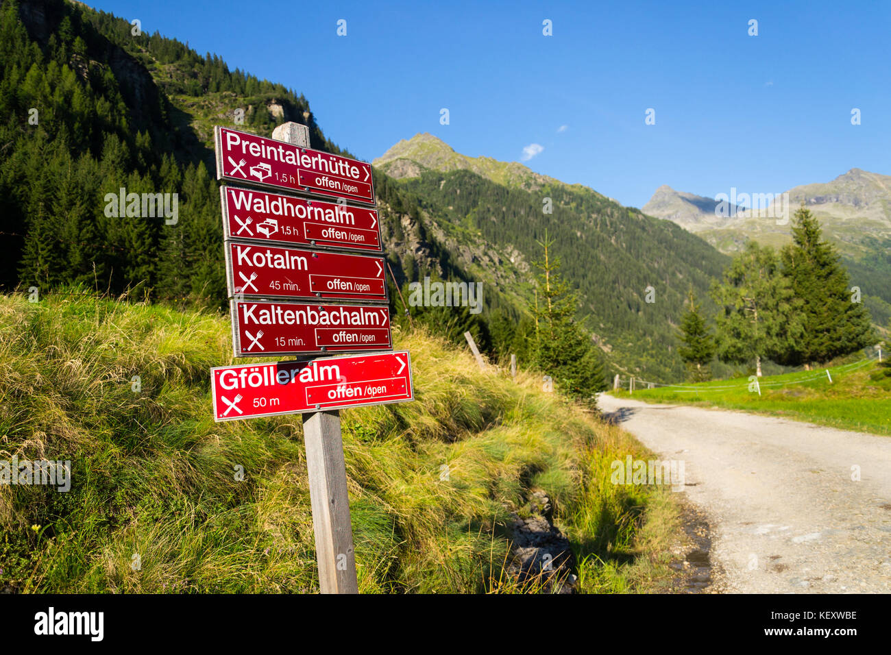 Cartello turistico vicino a alpine montagna lago riesachsee vicino a schladming austria Foto Stock