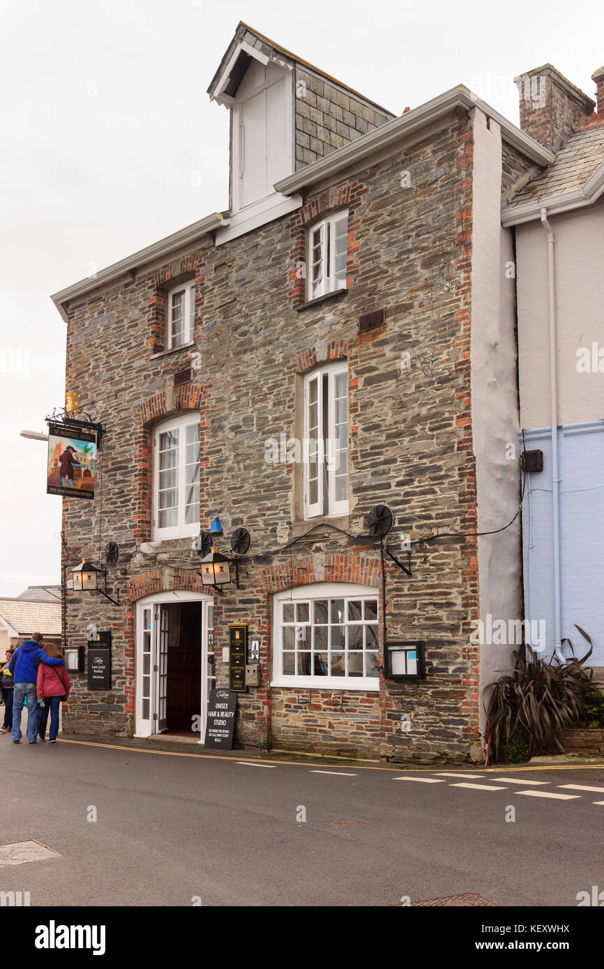 Il vecchio Custom House Inn and hotel sulla banchina a Padstwo, Cornwall, Regno Unito Foto Stock
