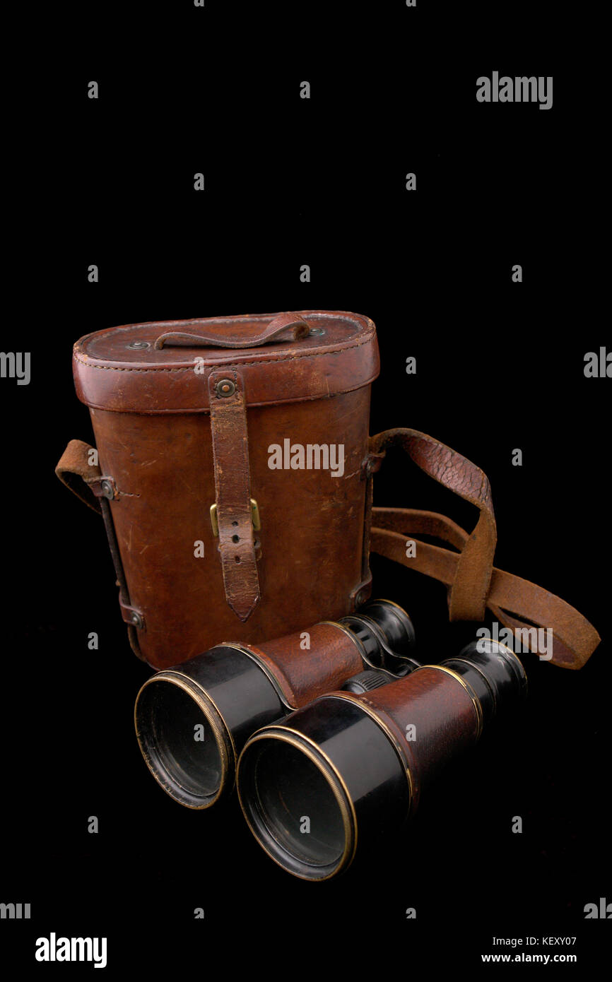 Binoculare francese del XIX secolo con scatola in pelle. Era popolare sia dal francese civili e militari. con il percorso su sfondo nero. utilizzato nella prima guerra mondiale. Foto Stock