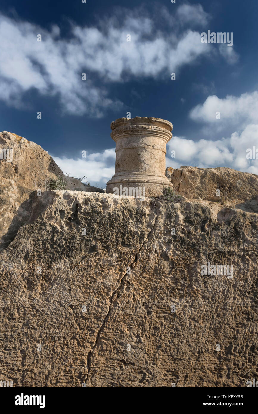 Zoccolo e split rock nel Parco Archeologico di Kato Pafo, porto di Paphos, Cipro, Europa Foto Stock