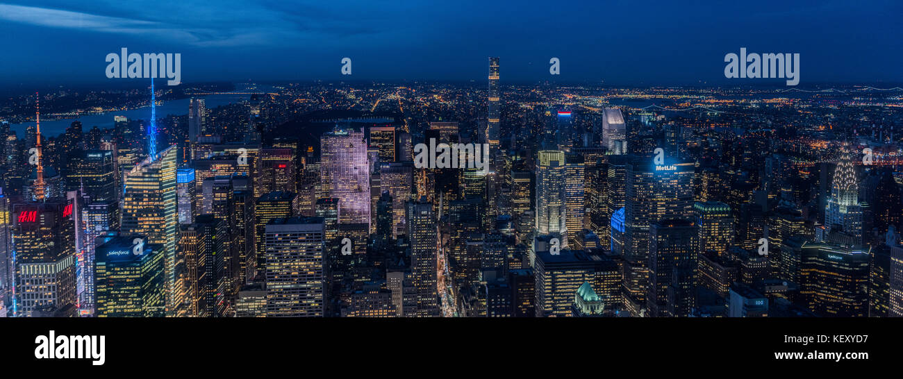 New York City panorama di notte Foto Stock