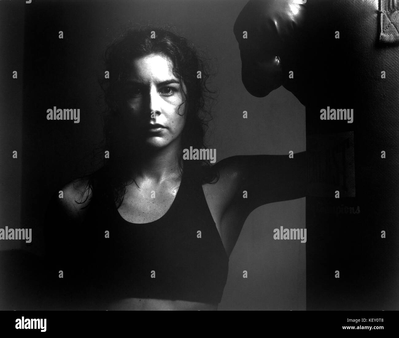 Donna/ragazza nel pugilato palestra dopo allenamento Foto Stock