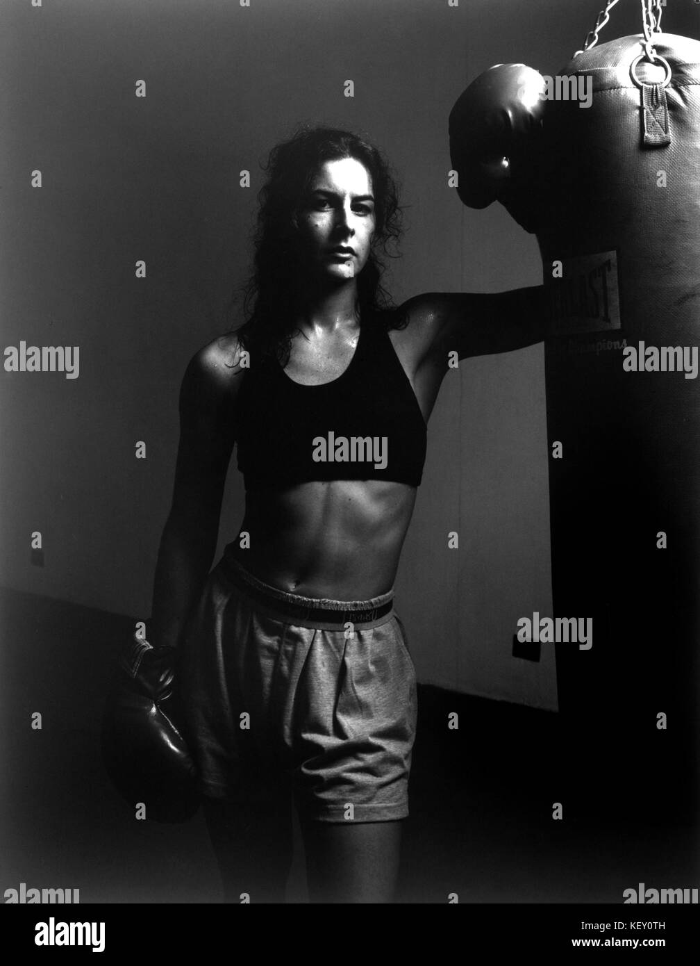 Donna/ragazza nel pugilato palestra dopo allenamento Foto Stock