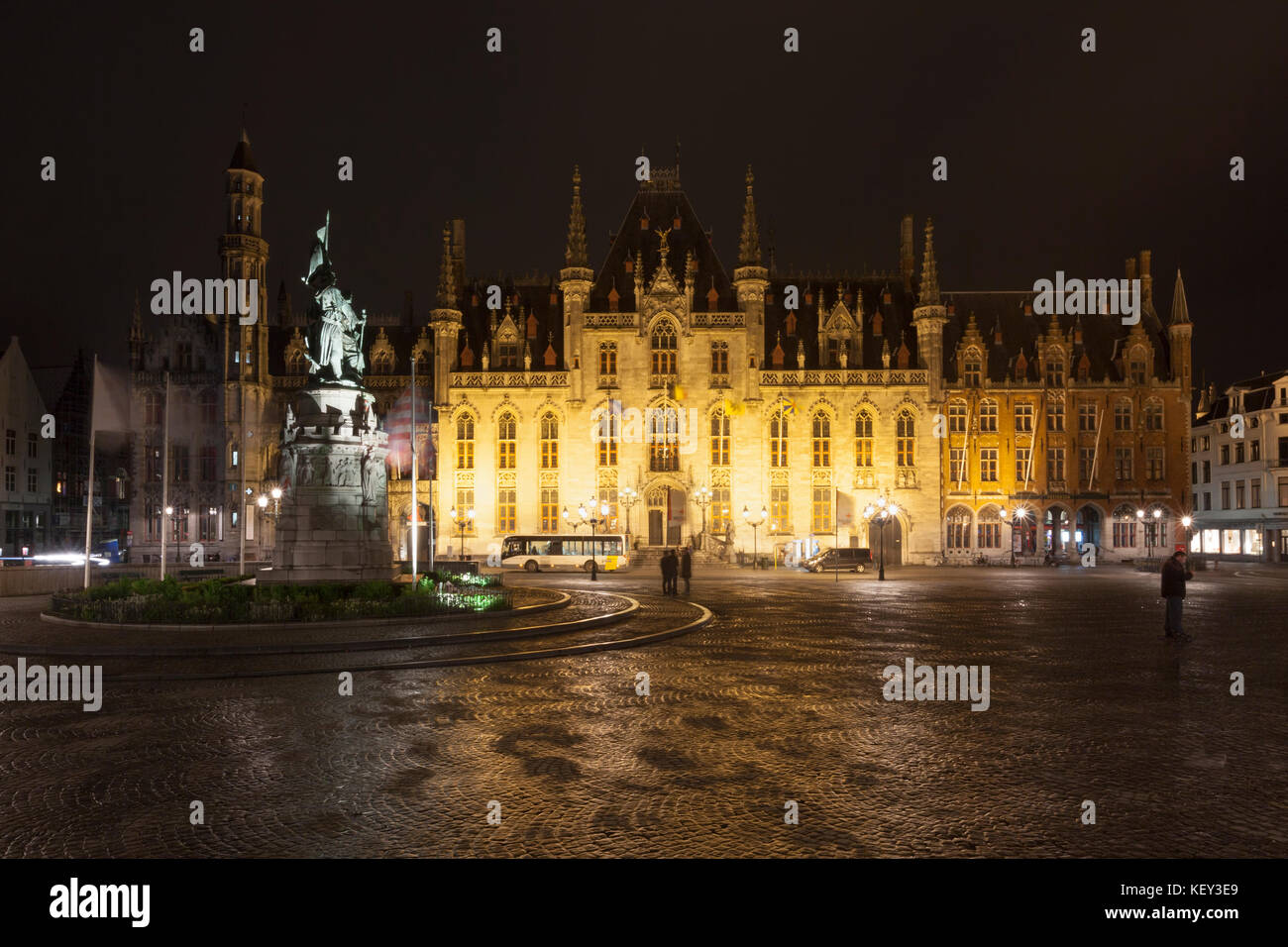 Pernottamento colpo di markt square a Bruges con il tribunale provinciale e la statua di Jan Breydel e Pieter De Coninck. Foto Stock