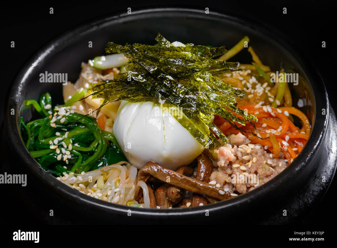 Il coreano zuppa con uovo e alghe marine Foto Stock