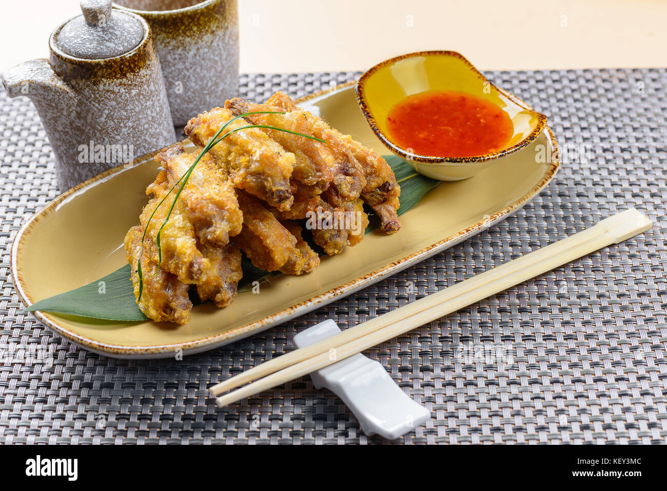 Alette di pollo fritte con salsa Foto Stock