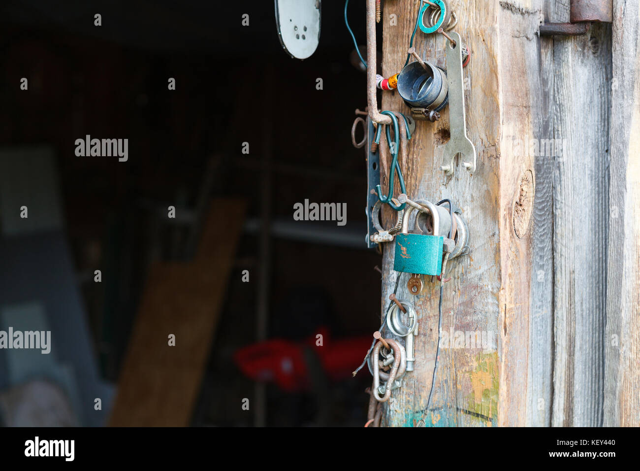 Ld capannone con accessori appesi al muro Foto Stock