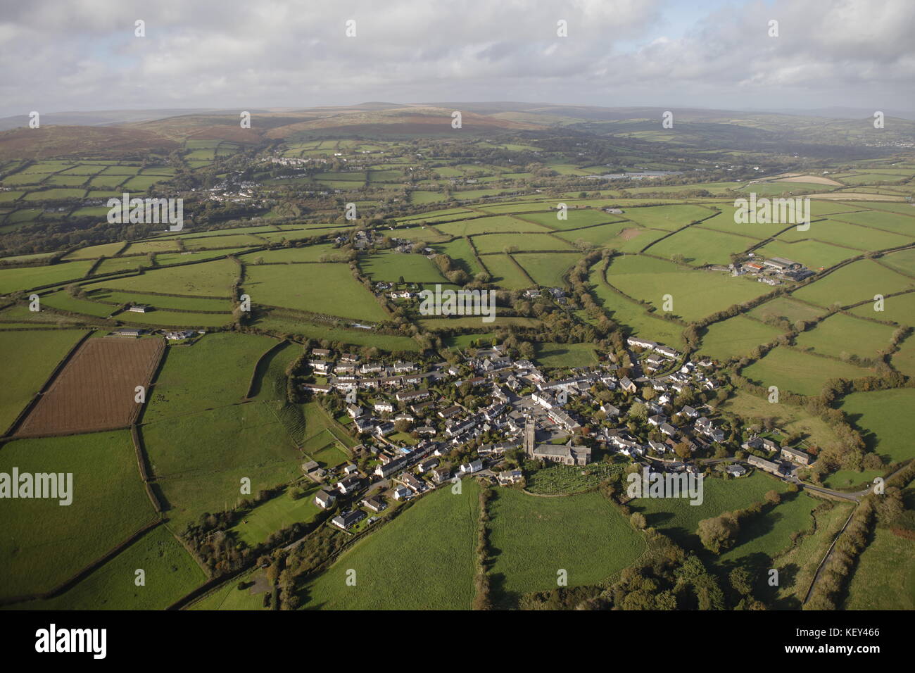 Una veduta aerea del villaggio di Ugborough e la circostante campagna del Devon Foto Stock
