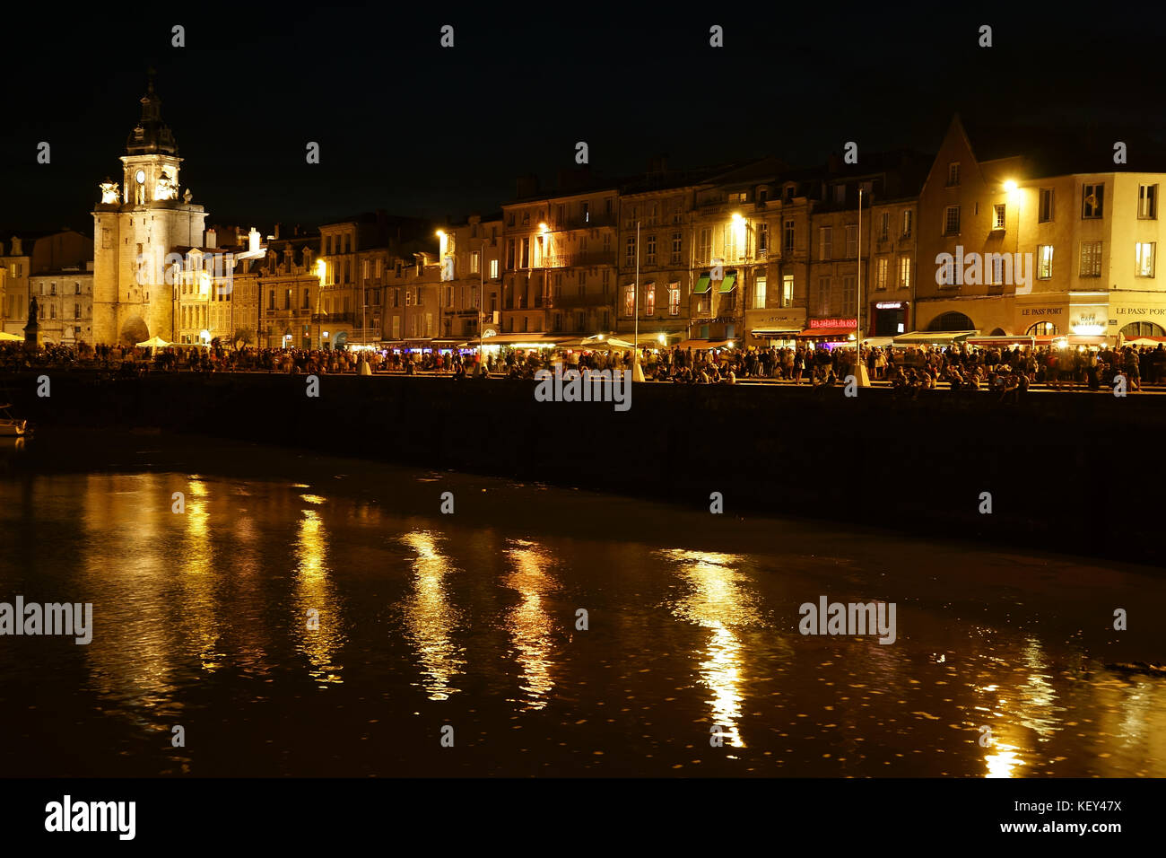 Persone su weekend notte lungo la strada del porto e città hsitoric, Charente-Maritime dipartimento. Francia Foto Stock