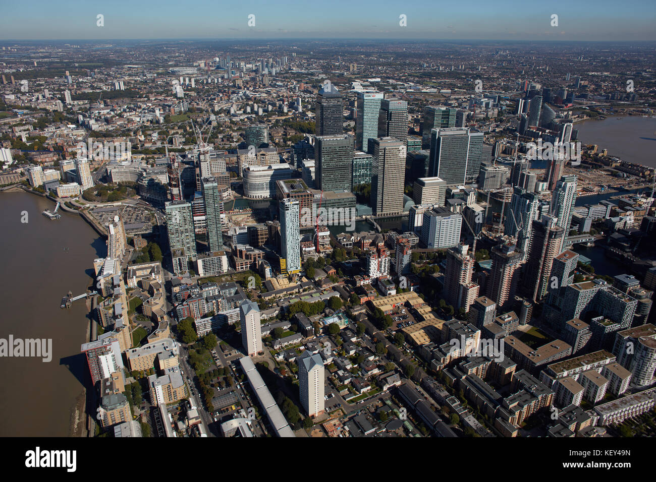 Una veduta aerea del quartiere finanziario di Londra attorno a Canary Wharf sulla Isle of Dogs Foto Stock