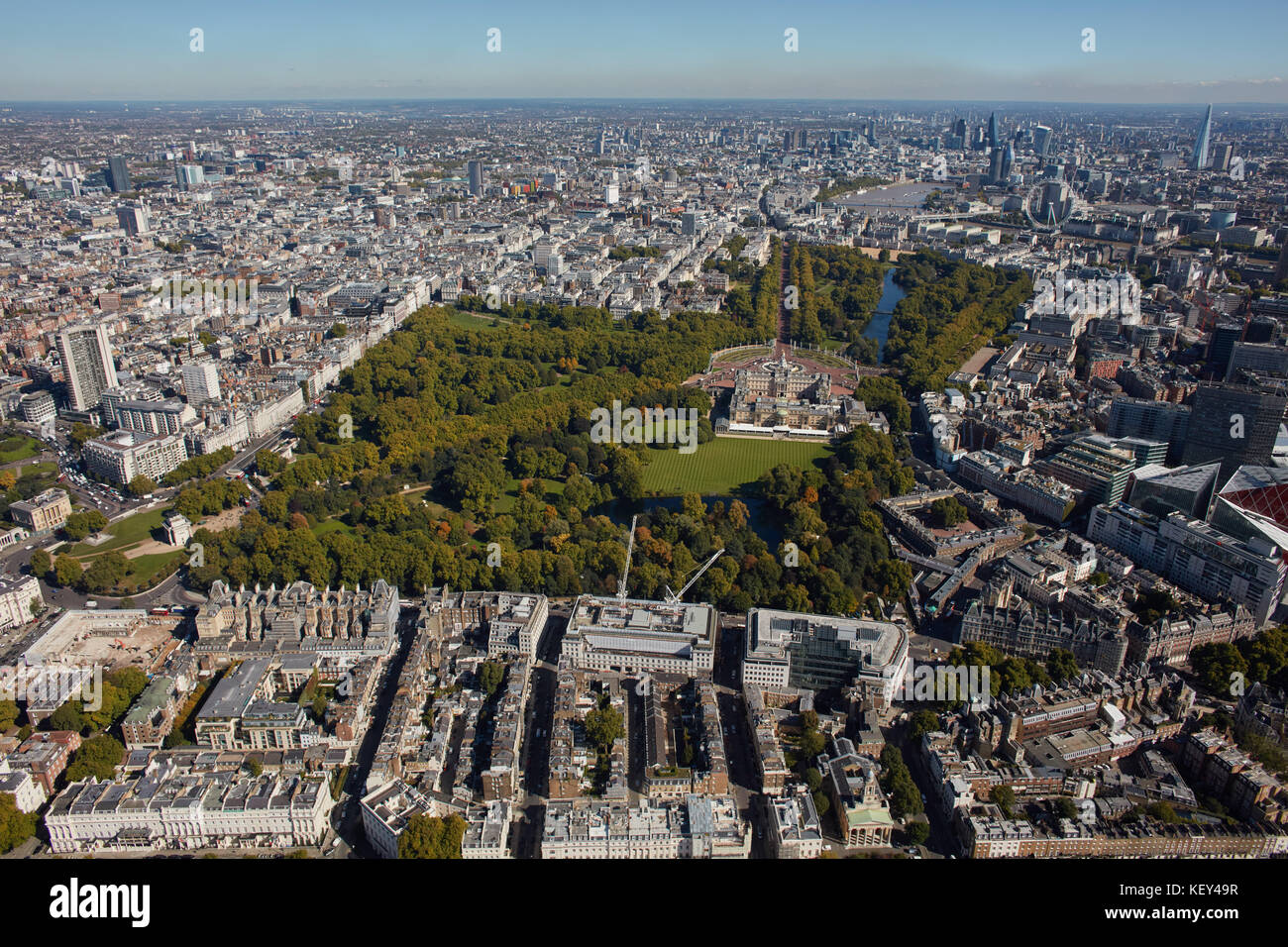 Una veduta aerea di Londra guardando ad Est con parco verde, St James Park, Westminster e Londra visibile Foto Stock