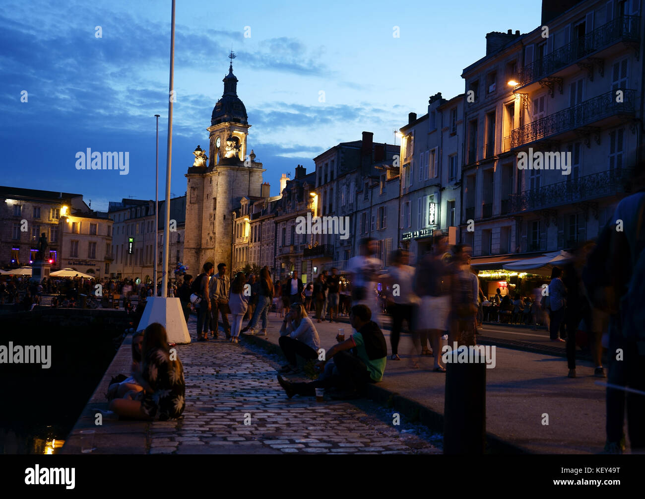 Persone su weekend notte lungo la strada del porto e città hsitoric, Charente-Maritime dipartimento. Francia Foto Stock