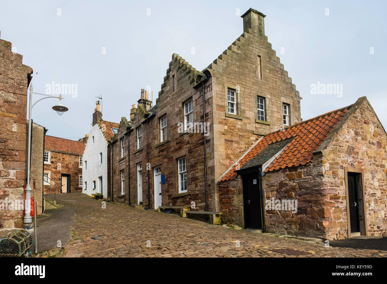 Vista di vecchie case a Crail, a East Neuk di Fife, in Scozia, Regno Unito Foto Stock