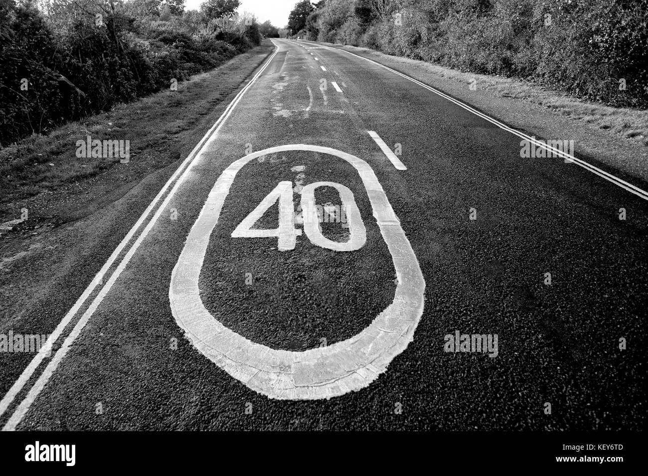 40 mph segnale di limite di velocità dipinta su una strada di campagna Foto Stock