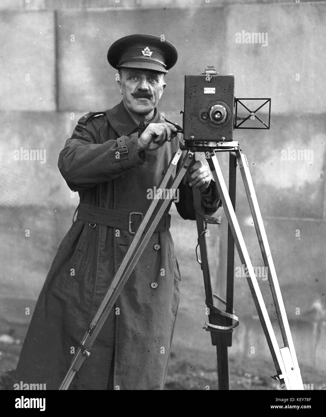 La prima guerra mondiale c1918 1a Guerra mondiale c1918 un canadese ufficiale con un Newman e Sinclair di Highgate, Londra foto fotocamera da Tony Henshaw Foto Stock