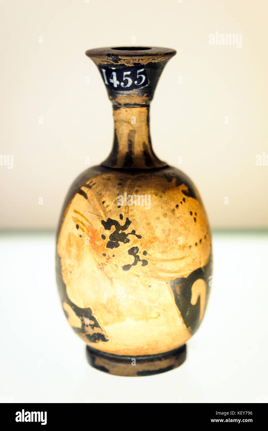 Lekythos (bottiglia di olio) con testa femminile prodotto in Campania intorno al 360-350 a.C., attribuito al Pittore Cassandra Foto Stock